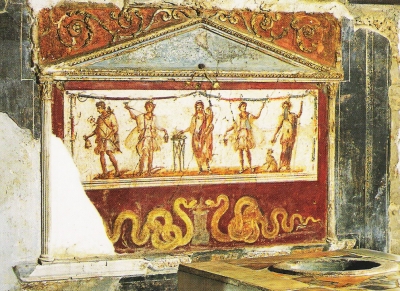 Capilla con lares en una casa de Pompeya