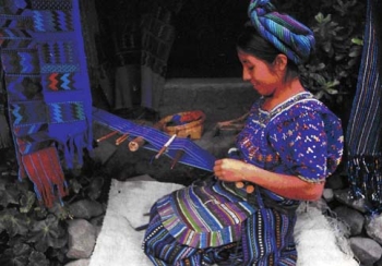 Mujer guatemalteca tejiendo