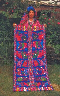mujer con tejido maya