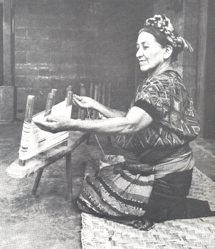 Mujer preparando la madeja