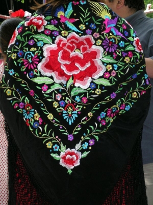 Mantón floral de traje regional español
